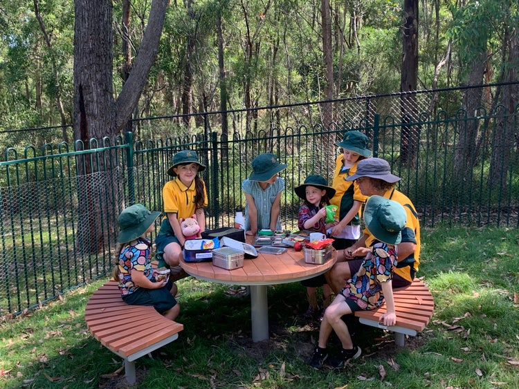students eating lumch outside