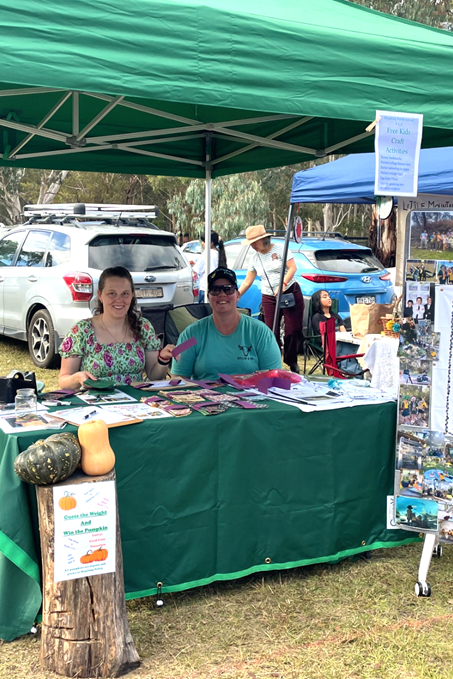 parents running a market stall